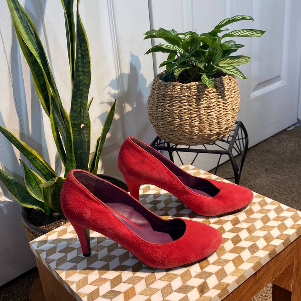 Red suede Liz Claiborne pumps — round/almond toe